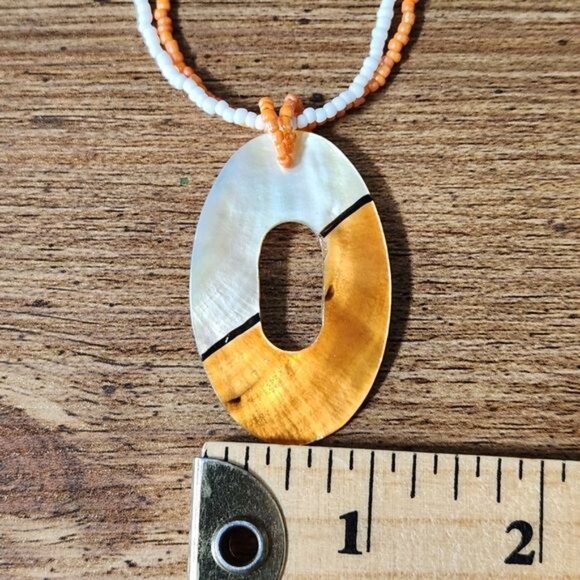 Vintage Orange white beaded necklace with mother shell pendant - Picture 8 of 9
